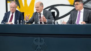  Stephan Weil (SPD), MinisterprÃ¤sident von Niedersachsen, Olaf Scholz (SPD), Bundeskanzler, und Boris Rhein (CDU), MinisterprÃ¤sident von Hessen, sprechen auf einer Pressekonferenz im Rahmen der MinisterprÃ¤sidentenkonferenz 