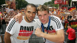 David Odonkor und Lukas Podolski vor den Fanmassen am Brandenburger Tor nach Ende der FuÃball-WM 2006.