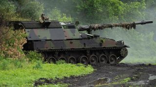 Eine deutsche Panzerhaubitze 2000 (PzH 2000) der ukrainischen Armee steht an der Frontlinie in der NÃ¤he von Bachmut.