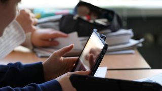 SchÃ¼ler benutzen ein Tablet im Klassenzimmer (Bild: picture alliance/dpa/Soeren Stache)