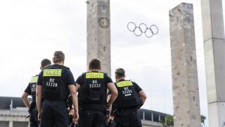 Polizisten stehen vor dem Berliner Olympiastadion (Bild: picture alliance/PIC ONE/Ben Kriemann)