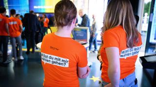 Junge Frauen in Shirts mit Aufschrift 