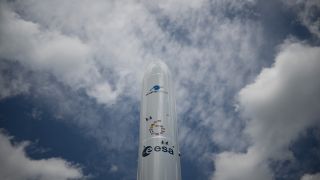 Ein Modell einer Ariane 6 Rakete 