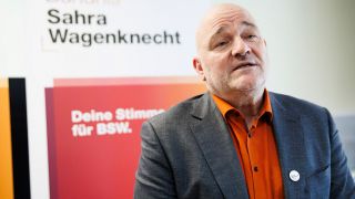 Robert Crumbach, Landesvorsitzender der brandenburgischen Partei BÃ¼ndnis Sahra Wagenknecht Brandenburg (BSW), bei einer Pressekonferenz.