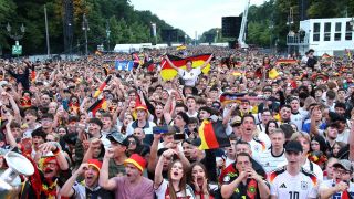 Fans auf der Fanmeile in Berlin zur FuÃball-EM 24