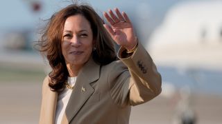 Die US-VizeprÃ¤sidentin Kamala Harris winkt nach der Landung mit einem Flugzeug auf einer MilitÃ¤rbasis.