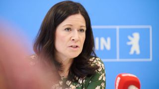 Berliner Bildungssenatorin Katharina Günther-Wünsch vor einem rbb-Mikrofon