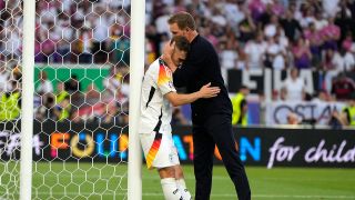 Bundestrainer Julian Nagelsmann (rechts) trÃ¶stet Joshua Kimmich nach dem Aus gegen Spanien im Viertelfinale der FuÃball-EM. 