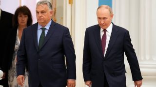 Der russische PrÃ¤sident Wladimir Putin (r) und der ungarische MinisterprÃ¤sident Viktor Orban nach ihren GesprÃ¤chen im Kreml (Bild: Alexander Zemlianichenko/AP/dpa)