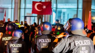 Polizisten geleiten feiernde TÃ¼rkei-Fans von der Fahrbahn des KurfÃ¼rstendamms.