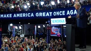 Der republikanische PrÃ¤sidentschaftskandidat und ehemalige US-PrÃ¤sident Donald Trump kommt bei der Republican National Convention im Fiserv Forum an.