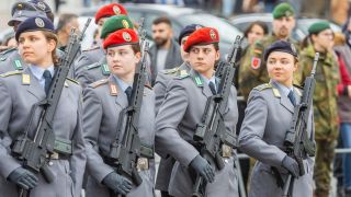 Bei einem Ã¶ffentlichen Appell der Offiziersschule des Heeres werden junge Soldatinnen verabschiedet.