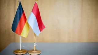 Die Flaggen von Deutschland und Polen stehen nebeneinander auf einem Tisch (Bild: picture alliance / photothek | Ute Grabowsky)