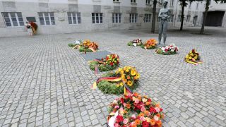 KrÃ¤nze und Blumengebinde sind im Bendlerblock an der GedenkstÃ¤tte Deutscher Widerstand niedergelegt worden.