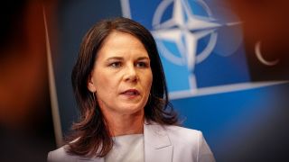 Annalena Baerbock (Bündnis 90/Die Grünen), Außenministerin, gibt beim Nato-Gipfel ein Pressestatement.