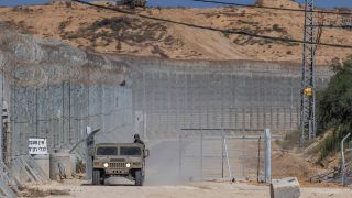 Ein israelisches MilitÃ¤rfahrzeug ist am GrenzÃ¼bergang Erez an der Grenze zum Gazastreifen zu sehen.