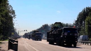 In diesem vom russischen Verteidigungsministerium verÃ¶ffentlichten Bild bewegen sich russische MilitÃ¤rfahrzeuge in der Region Kursk.