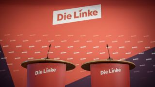 Die Rednerpulte für die Parteivorsitzenden der Partei Die Linke. 