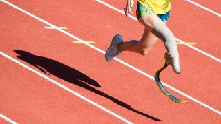 Eine Athletin aus Australien sprintet mit Prothese beim Training fÃ¼r die Paralympics in Paris. (Bild: picture alliance/dpa/Julian Stratenschulte)