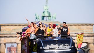 Menschen feiern bei der Technoparade 