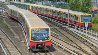 Die S75 und die S9 verkehren Seite an Seite in Berlin.