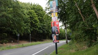 Wahlplakate zur Landtagswahl in Brandenburg hÃ¤ngen an einer StraÃenlaterne.