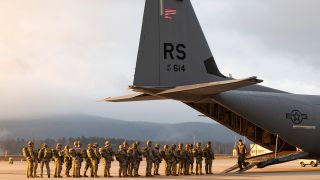 Fallschirmspringer der U.S. Air Force warten auf der MilitÃ¤rbasis in Ramstein auf den Einstieg in ein Flugzeug.