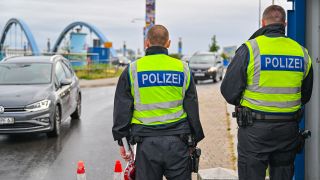 Die Bundespolizei kontrolliert den Einreiseverkehr am deutsch-polnischen GrenzÃ¼bergang StadtbrÃ¼cke zwischen Frankfurt (Oder) und Slubice.