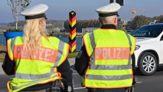 Eine Beamtin und ein Beamter der Bundespolizei stehen am deutsch-polnischen GrenzÃ¼bergang StadtbrÃ¼cke in Frankfurt (Oder) und Ã¼berwachen den Einreiseverkehr.