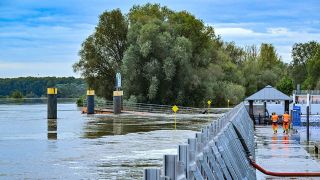 Eine mobile Wand schÃ¼tzt im Stadtzentrum Frankfurt (Oder) vor dem Hochwasser des Flusses Oder.