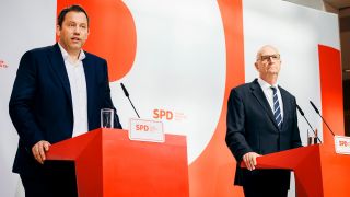 Lars Klingbeil und Dietmar Woidke bei einer Pressekonferenz im Willy-Brandt-Haus