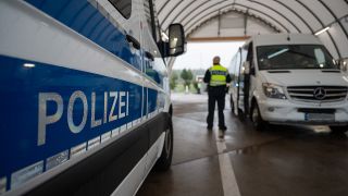 Ein Beamter der Bundespolizei beobachtet einen Kleinbus wÃ¤hrend einer Kontrolle am GrenzÃ¼bergang an der Kontrollstelle der Bundesautobahn A4. 