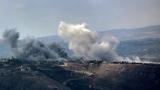 Rauch von schweren israelischen Luftangriffen steigt aus dem sÃ¼dlibanesischen Dorf Jabal al-Rihan auf.