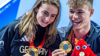 Elena Krawzow (nach Hochzeit Elena Semechin) und Taliso Engel vom deutschen Para-Team feiern ihre Schwimm-Goldmedaillen in Paris. 