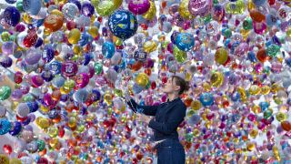 Die britische Suizid-PrÃ¤ventions-Organisation Calm lÃ¤sst in London tausende Luftballons aufsteigen als Symbol fÃ¼r Jugendliche, die durch Suizid ums Leben kamen. (Bild: picture alliance/empics/David Parry Media Assignments)