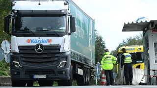 LkW stehen bei Grenzkontrollen an der deutsch-Ã¶sterreichischen Grenze (Bild: picture alliance/dpa/Revierfoto) 