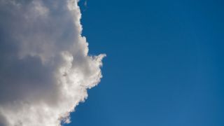 Eine weiÃe Wolke steht am blauen Himmel.