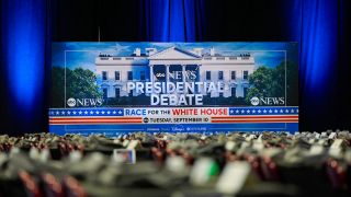 Ein groÃes Plakat weist auf das Fernsehduell zwischen Kamala Harris und Donald Trump hin.