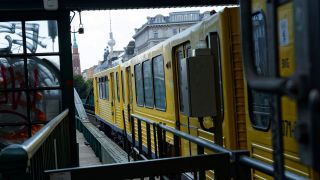 Eine U-Bahn der Linie 2 fÃ¤hrt in den Hochbahnhof Eberswalder StraÃe ein.