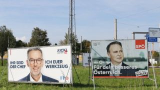 Wahlplakate vor der Nationalratswahl in Ãsterreich (Bild. IMAGO / Frank Ossenbrink)