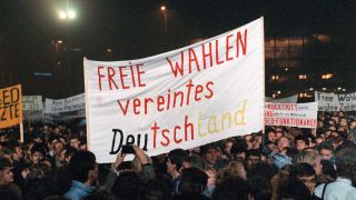 Protestierende fordern ein vereintes Deutschland