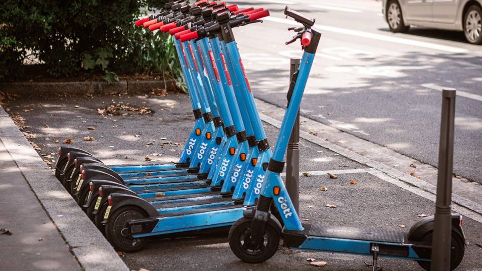 E-Scooter des Unternehmens Dott parken im französischen Lyon.