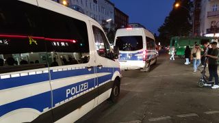 Polizeiwagen in Berlin-NeukÃ¶lln - nach einem Luftangriff im Gazastreifen werden Proteste erwartet. (Bild: picture alliance/dts-Agentur)