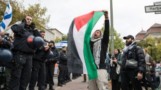 Bei einer Demo in Berlin stehen sich - getrennt von der Polizei - pro-palÃ¤stinensische und pro-israelische Demonstrierende gegenÃ¼ber.