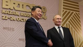 Der russische Präsident Wladimir Putin (r) und der chinesische Präsident Xi Jinping schütteln sich die Hand während der Begrüßungszeremonie vor einem informellen Abendessen am Rande des Brics-Gipfels im Kasaner Rathaus. 