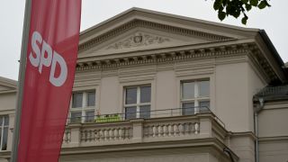 Eine SPD-Fahne weht vor der Brandenburger SPD Parteizentrale in Potsdam.