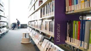 Blick in die Amerika-Gedenkbibliothek (AGB) der Zentral- und Landesbibliothek Berlin (ZLB) am BlÃ¼cherplatz.