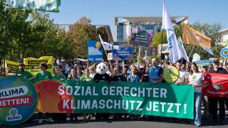 Junge Demonstrierende beim Klimastreik von Fridays for Future in Berlin.