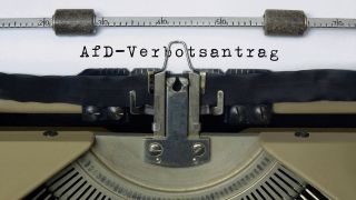 Schreibmaschine mit Schriftzug AfD-Verbotsantrag 