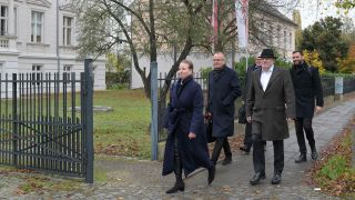 Der Brandenburger BSW-Landesvorsitzende Robert Crumbach geht zusammen mit Vertretern seiner Partei zu ersten Koalitionsverhandlungen in das Regine-Hildebrandt-Haus, den Sitz der SPD Brandenburg.